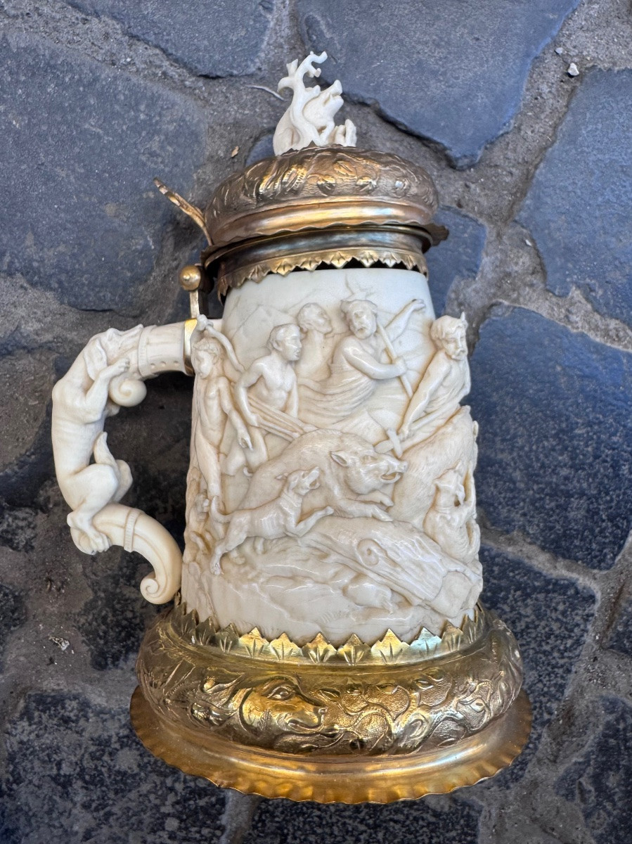 Description  Ivoire et argent doré. Socle ovale et incurvé en argent, à bord cannelé et évasé. -photo-1