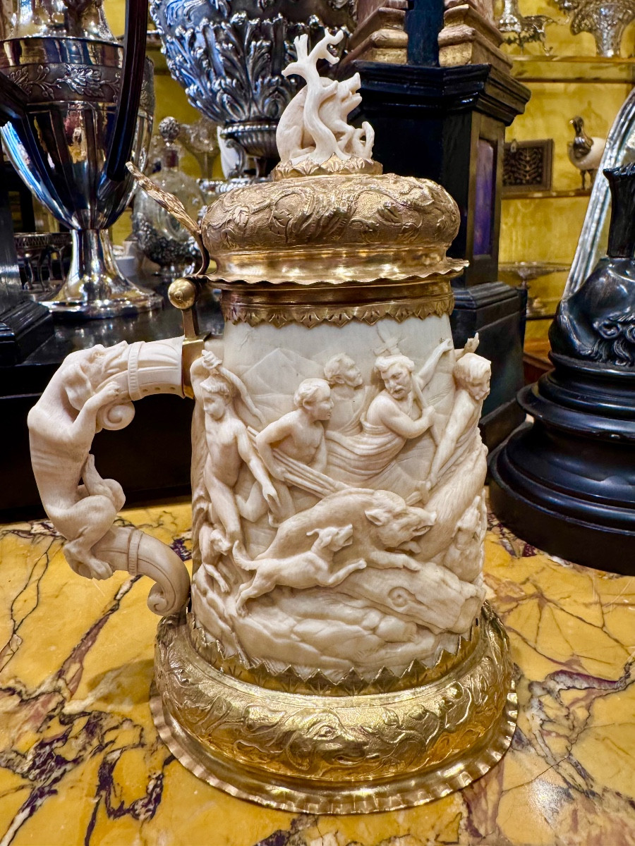Description  Ivoire et argent doré. Socle ovale et incurvé en argent, à bord cannelé et évasé. 
