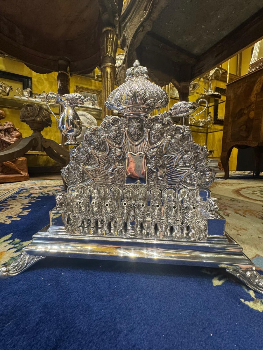 Lampe de Hanoucca juive en argent massif, finement travaillée à la main, composée de  huit boug