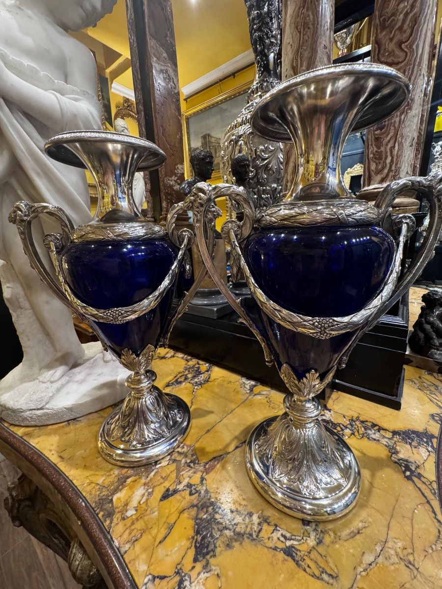 Paire de vases anciens en argent finement travaillés à la main au ciseau et au burin, ornés de -photo-1