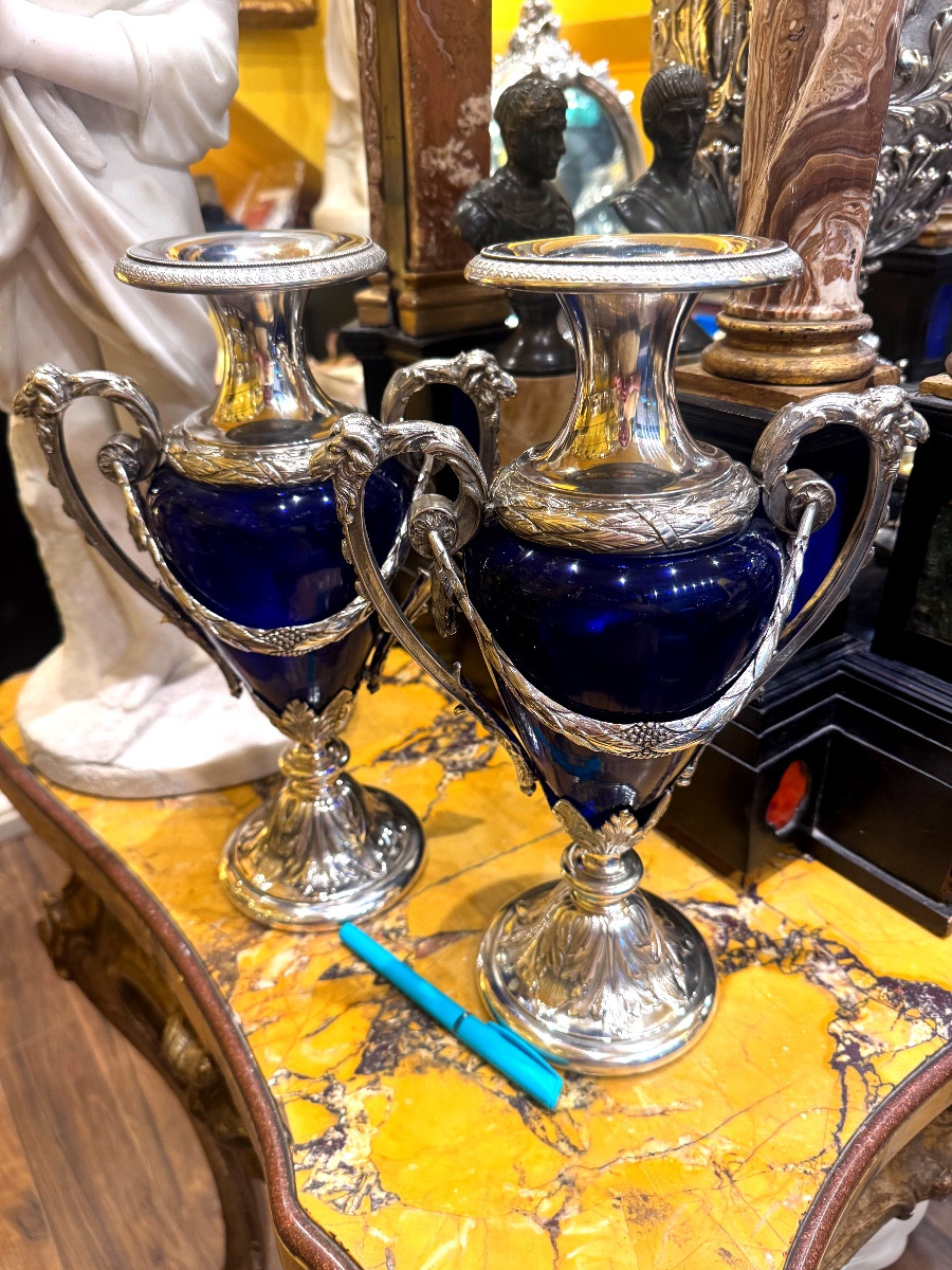 Paire de vases anciens en argent finement travaillés à la main au ciseau et au burin, ornés de 