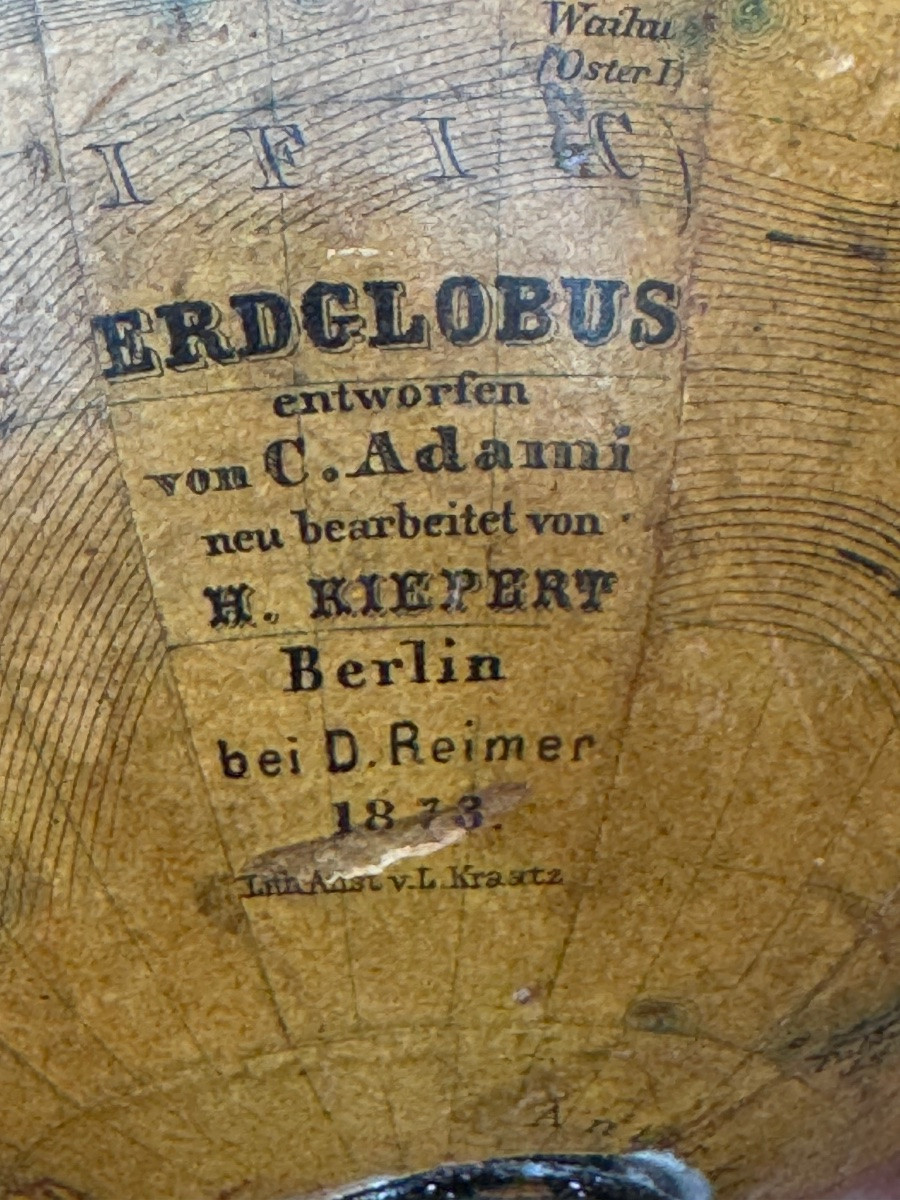 Petit globe terrestre ancien, peint sur papier marouflé sur bois et lesté de plâtre. Socle en b-photo-2