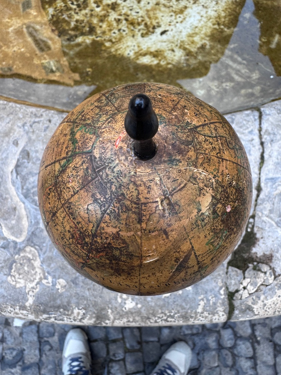 Petit globe terrestre ancien, peint sur papier marouflé sur bois et lesté de plâtre. Socle en b-photo-4