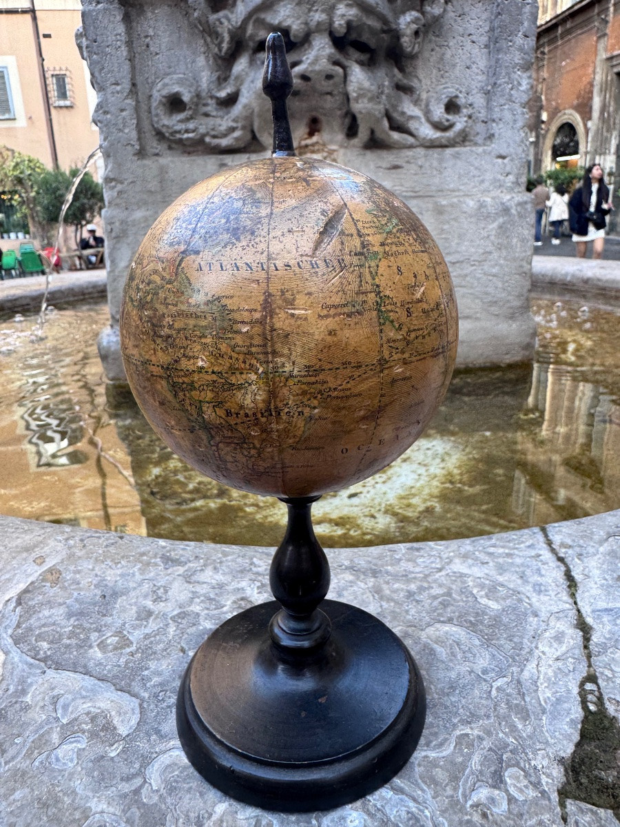 Petit globe terrestre ancien, peint sur papier marouflé sur bois et lesté de plâtre. Socle en b-photo-1