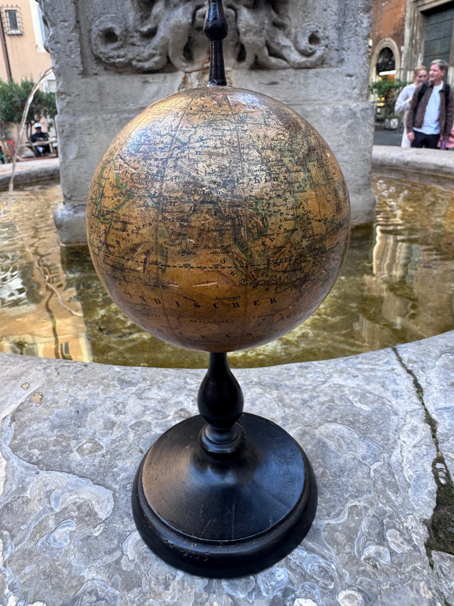 Petit globe terrestre ancien, peint sur papier marouflé sur bois et lesté de plâtre. Socle en b-photo-2