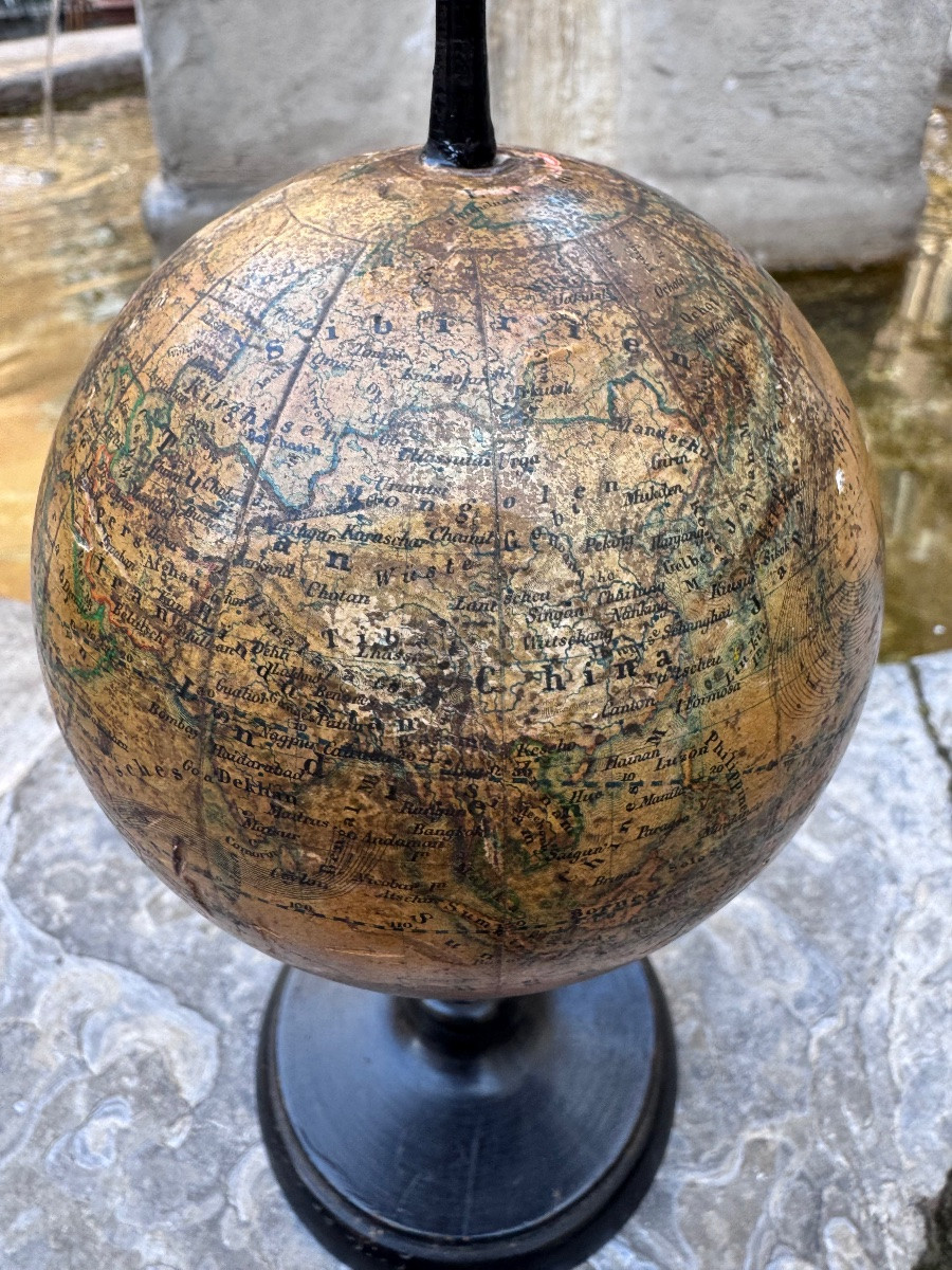 Petit globe terrestre ancien, peint sur papier marouflé sur bois et lesté de plâtre. Socle en b-photo-5