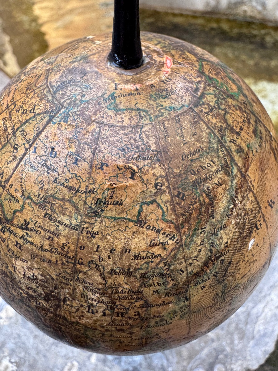 Petit globe terrestre ancien, peint sur papier marouflé sur bois et lesté de plâtre. Socle en b-photo-6