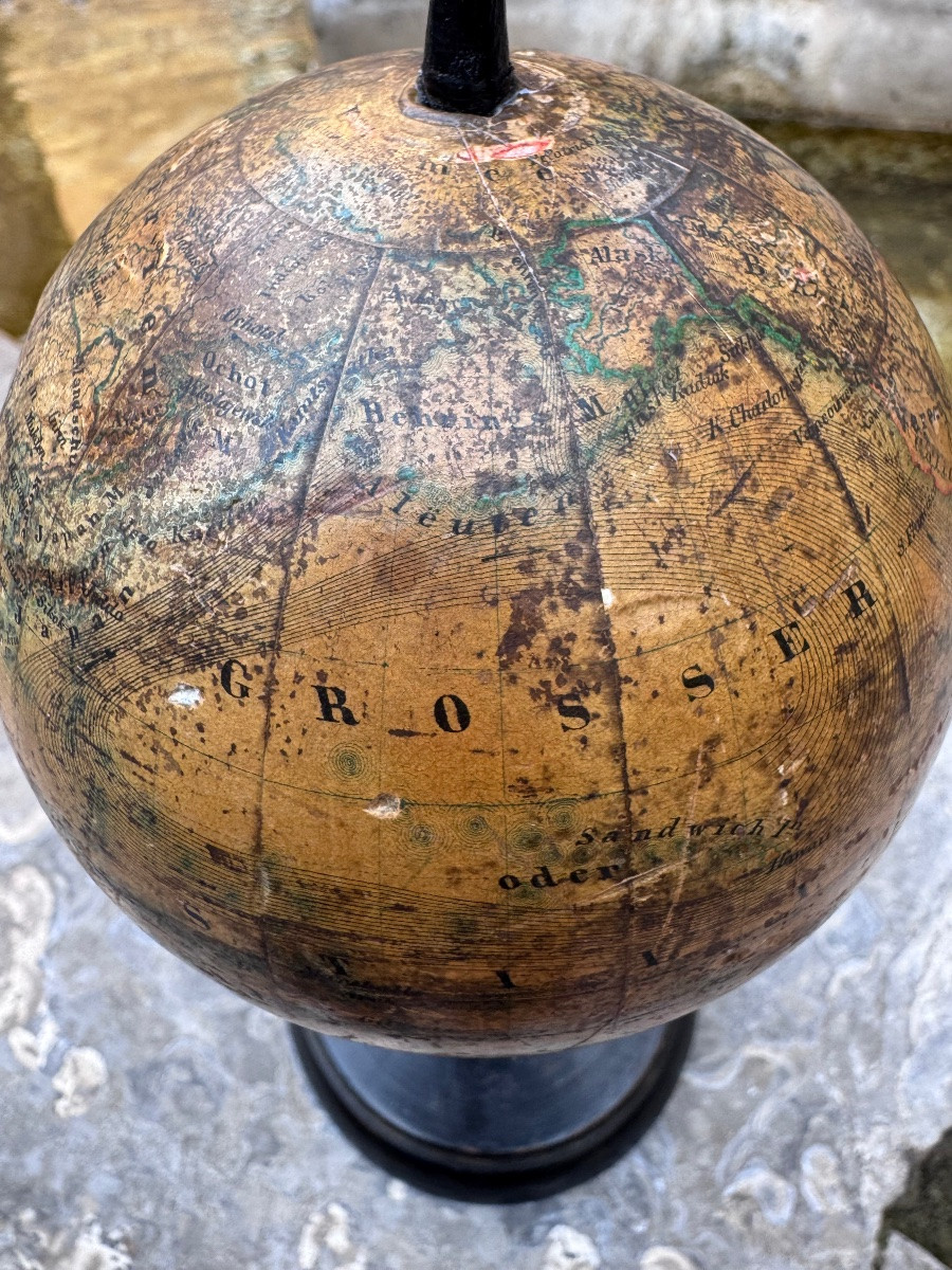 Petit globe terrestre ancien, peint sur papier marouflé sur bois et lesté de plâtre. Socle en b-photo-7