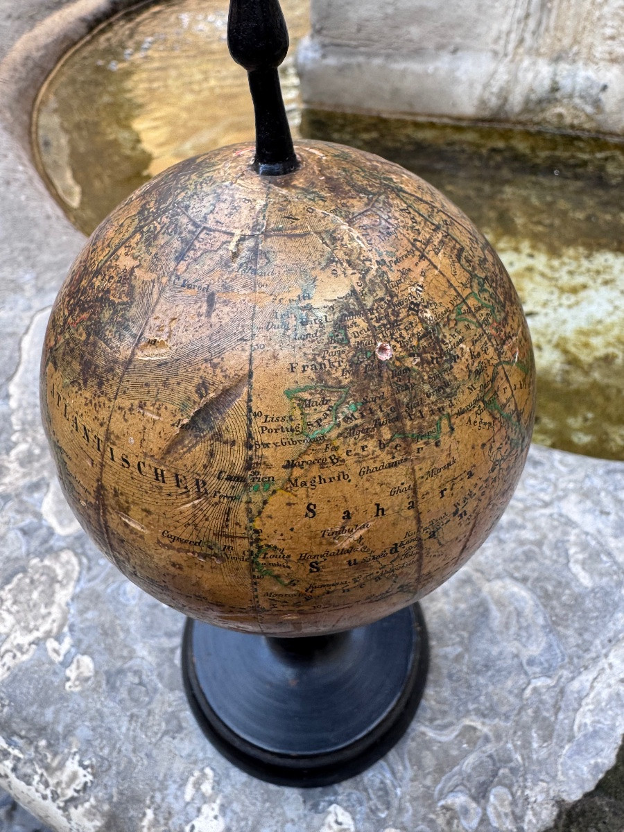 Petit globe terrestre ancien, peint sur papier marouflé sur bois et lesté de plâtre. Socle en b-photo-8