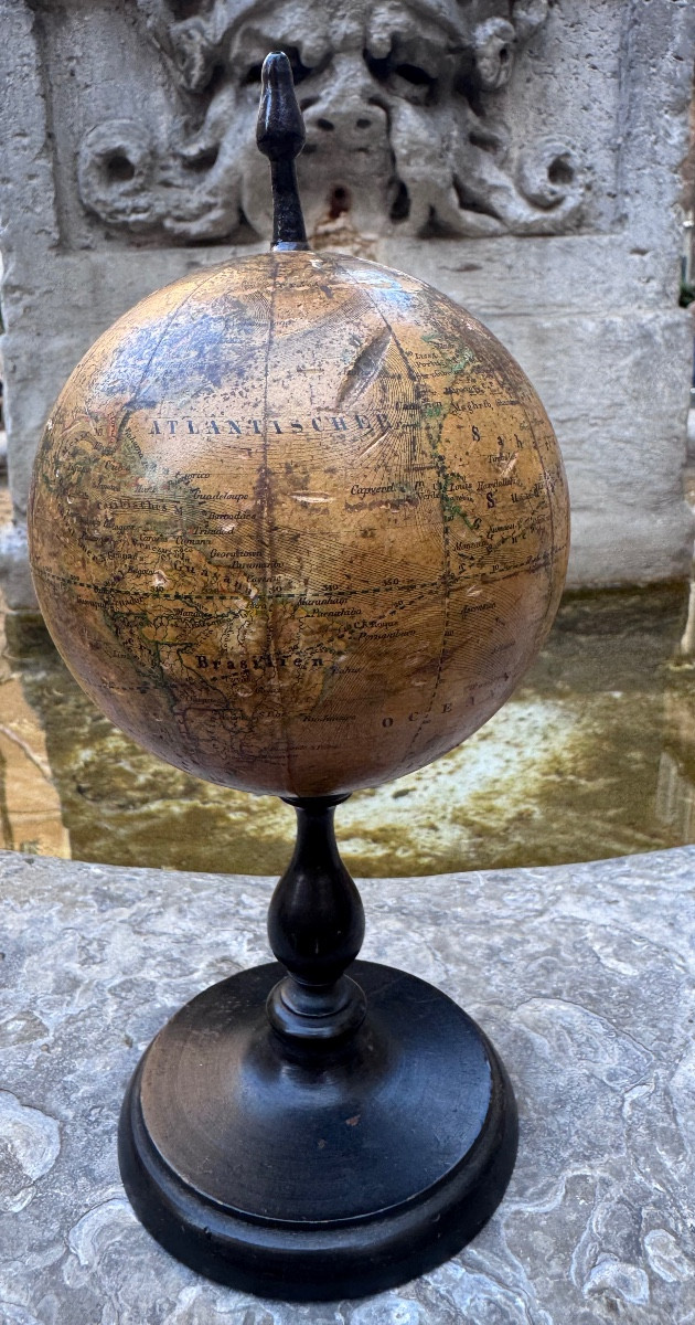 Petit globe terrestre ancien, peint sur papier marouflé sur bois et lesté de plâtre. Socle en b