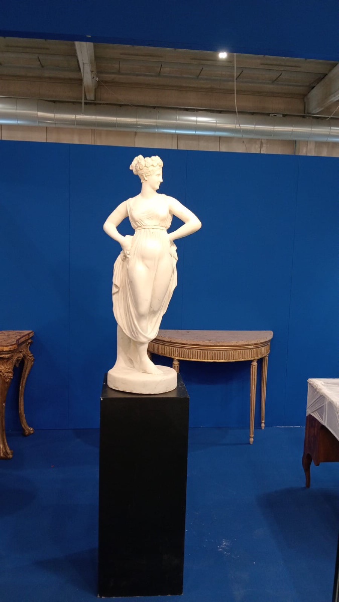 Paire de grandes sculptures féminines représentant deux Vestales dansant, par Canova, datant de-photo-5