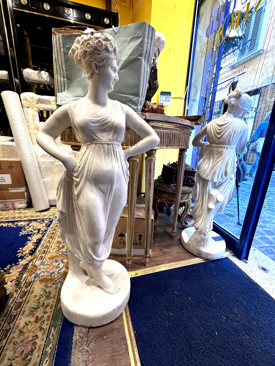 Paire de grandes sculptures féminines représentant deux Vestales dansant, par Canova, datant de