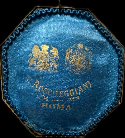 Description  Boîte à bijoux, Rome, fin du XIXe siècle, vers 1850/60  De forme hexagonale, en mé-photo-2