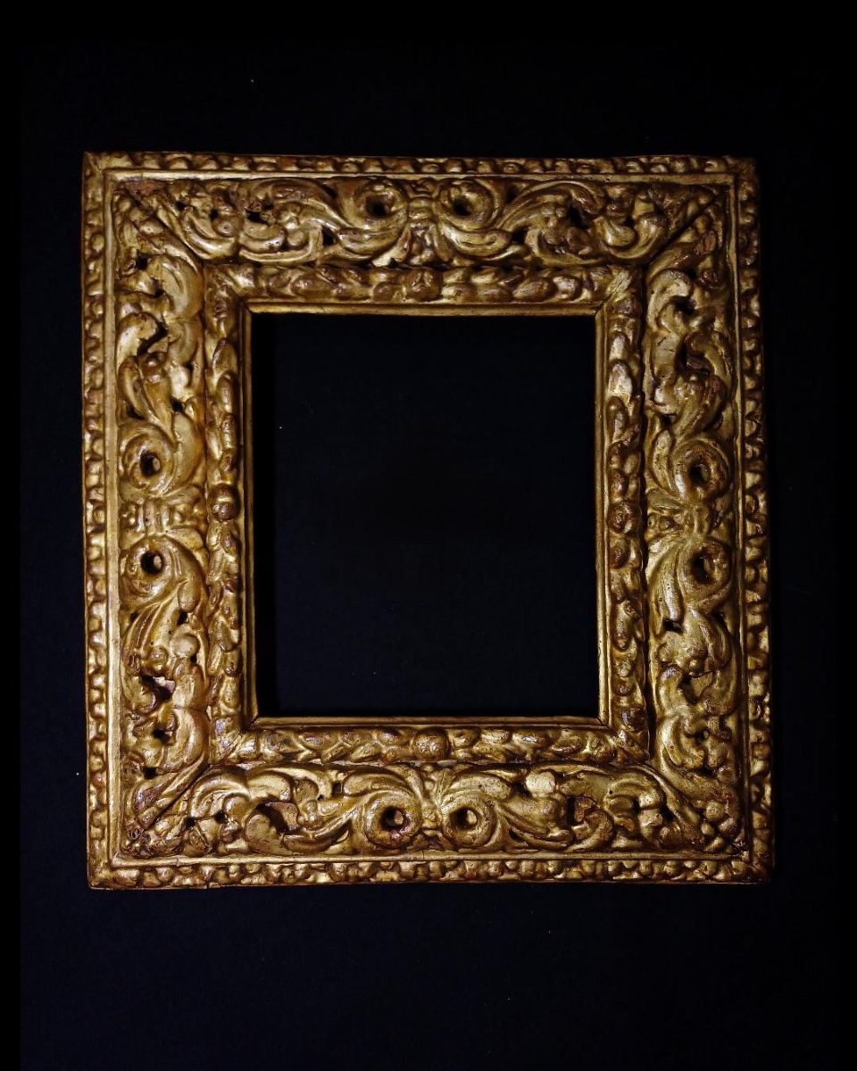 Cadre ancien, finement sculpté et percé à la main avec expertise, doré à la feuille d'or 24 car