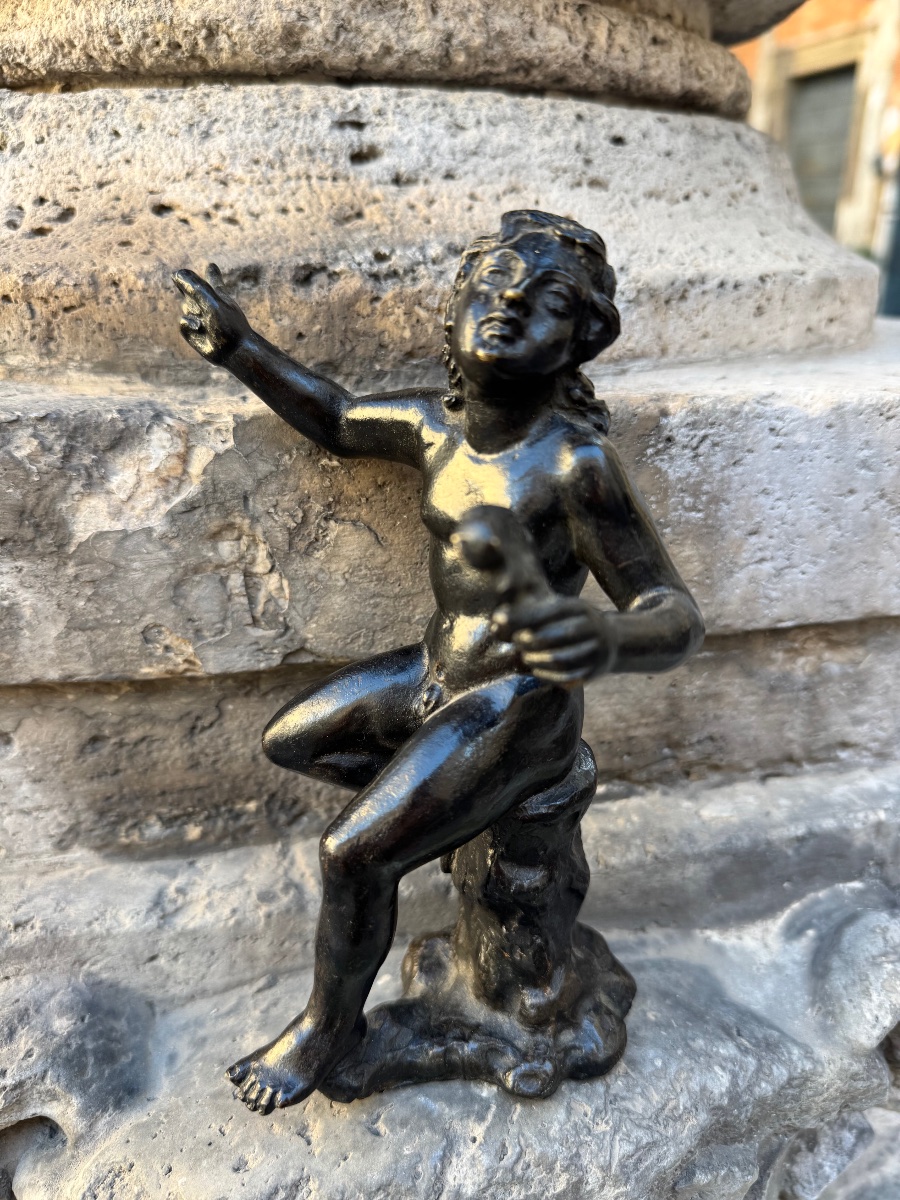 Sculpture en bronze ancien représentant un satyre musicien assis sur un rocher, XVIe siècle, Ro-photo-1