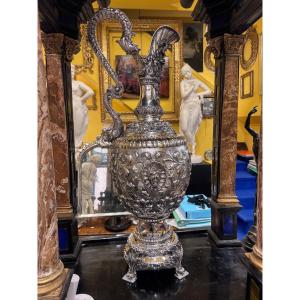Impressionnante grande carafe en argent massif, titrée 800/000, entièrement et finement repouss
