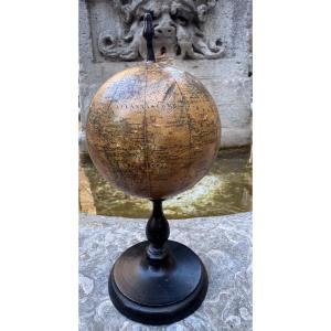 Petit globe terrestre ancien, peint sur papier marouflé sur bois et lesté de plâtre. Socle en b