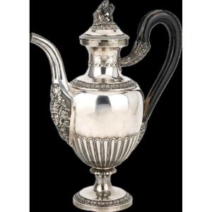 Grande cafetière en argent H 38,5 cm, poids 1 345 g  Corps lisse en forme de poire, orné de ner