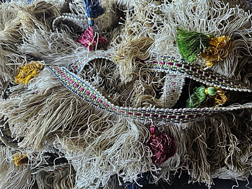 Galon tressé sur fond blanc, rouge et vert / Avec frange blanche et succession de pompons.-photo-2