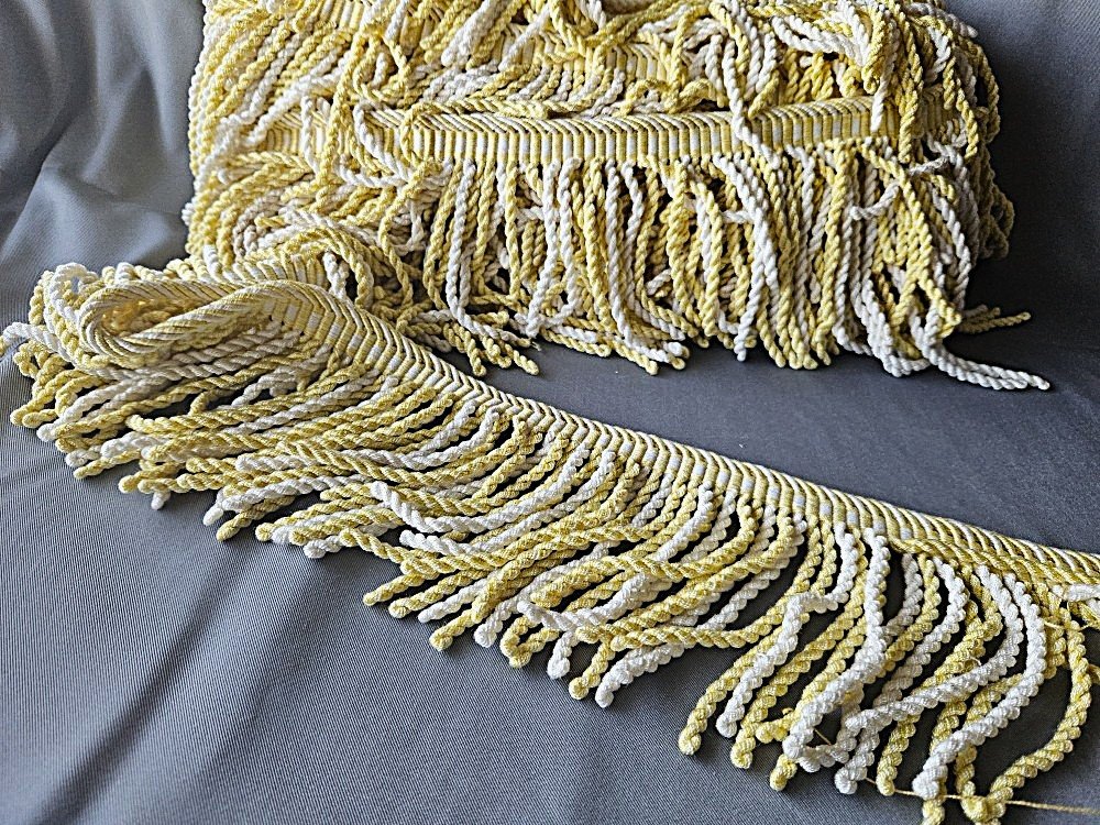 Frange / Jaune / Pour fauteuil ou autre ornementation.