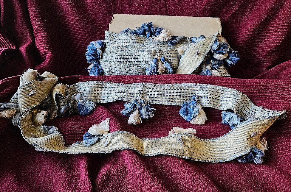 Trim: Blue, White, Triple Tassel.