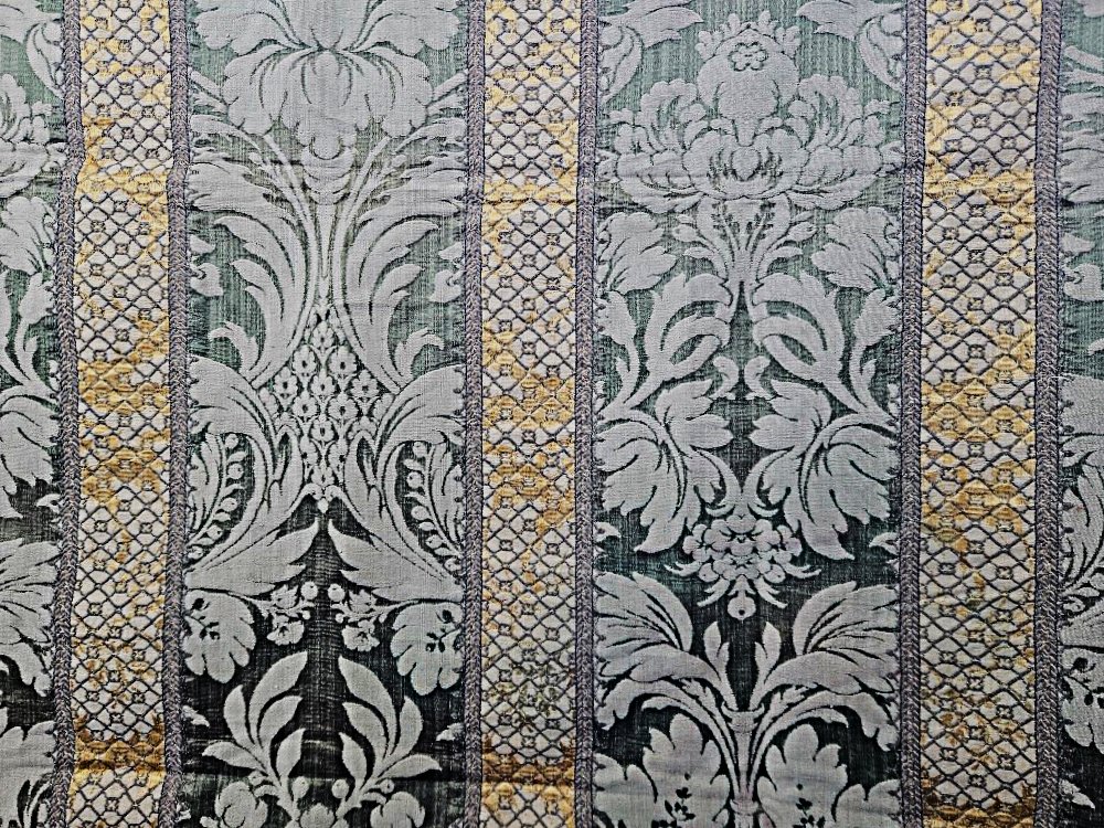 Rideaux / Paire / Damas cotton et soie verte, larges galons or.