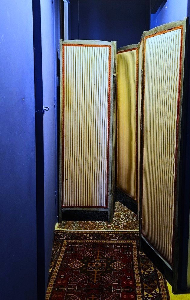 Folding Screen / 5 Panels / Red Damask On The Front / White Background With Red Stripes On The Back.-photo-2