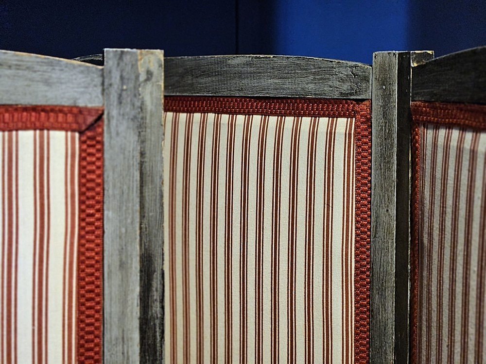 Folding Screen / 5 Panels / Red Damask On The Front / White Background With Red Stripes On The Back.-photo-4