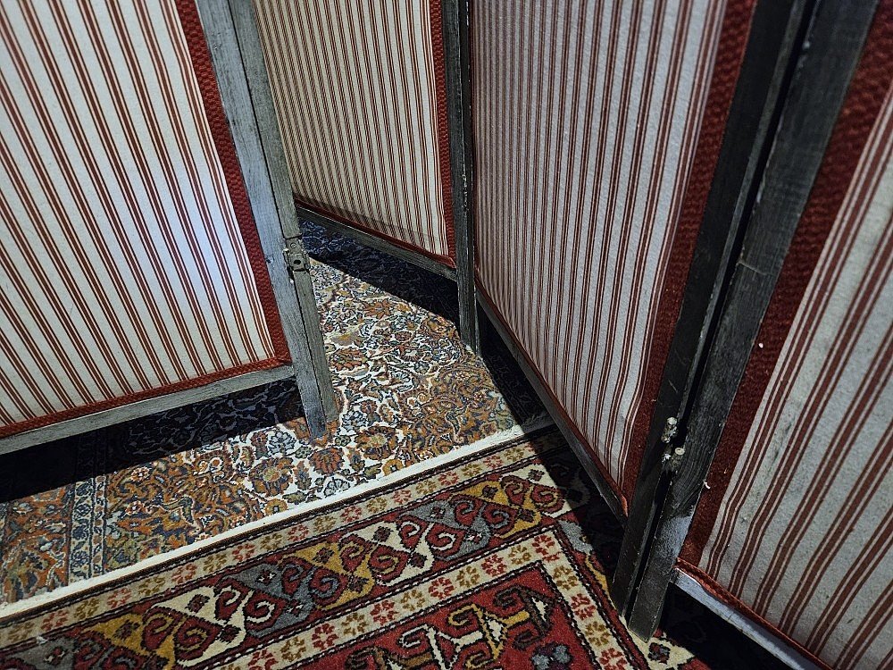 Folding Screen / 5 Panels / Red Damask On The Front / White Background With Red Stripes On The Back.-photo-1