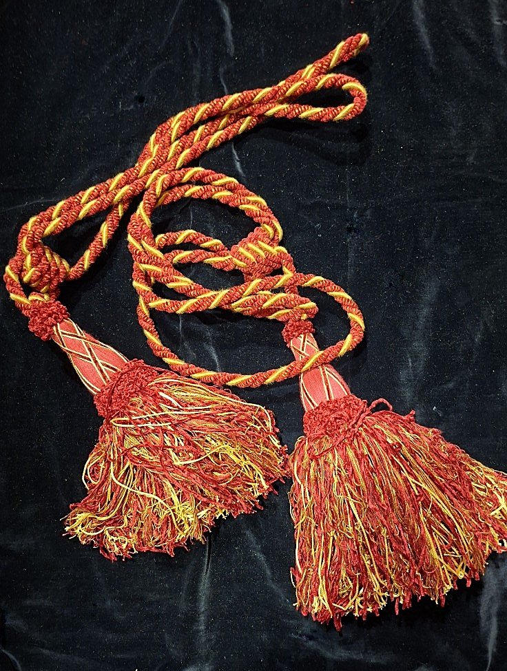 Embrasses / Une paire / Rouge et jaune. 12 paires disponibles.