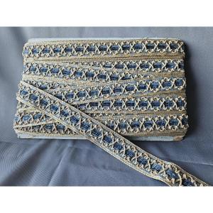 Galon / Coton , rehauts de points de velour bleu / XIX e / Dans un encadrement jaune.