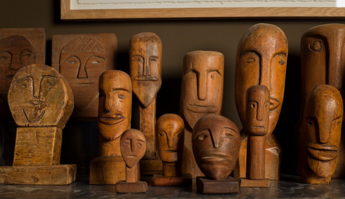 important lot de bois sculptés expressifs .. Art Brut . Océanie .-photo-3