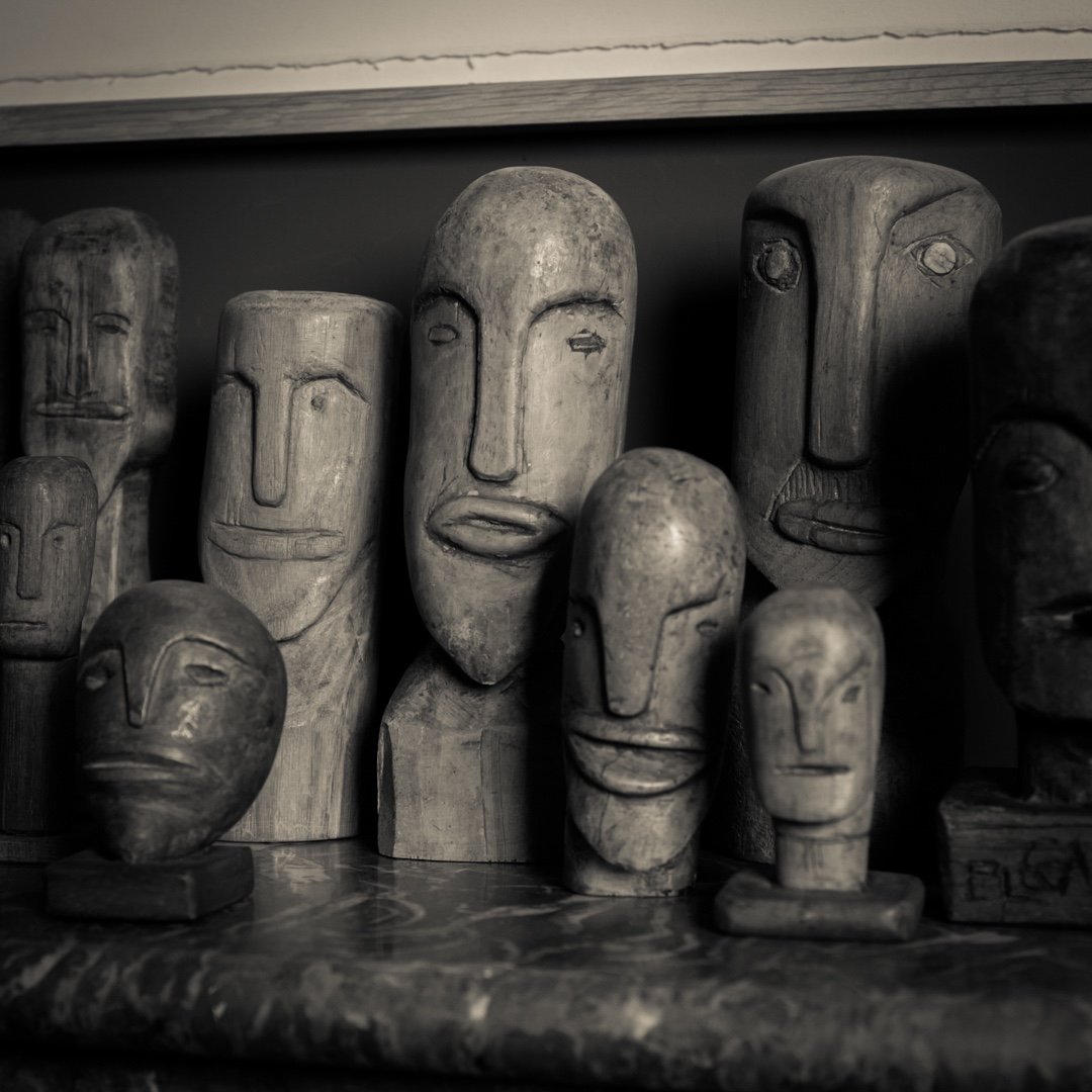 important lot de bois sculptés expressifs .. Art Brut . Océanie .-photo-1