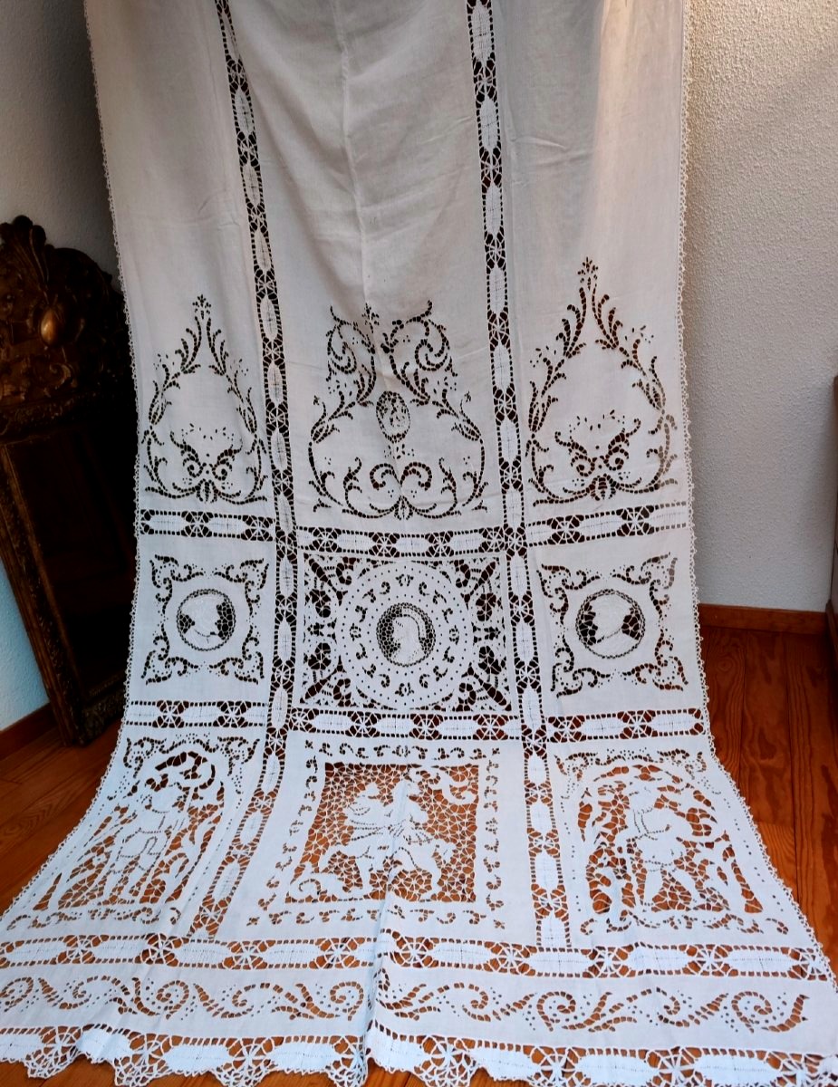 Paire de rideaux, en lin et broderie Richelieu ,   à motifs historiques 