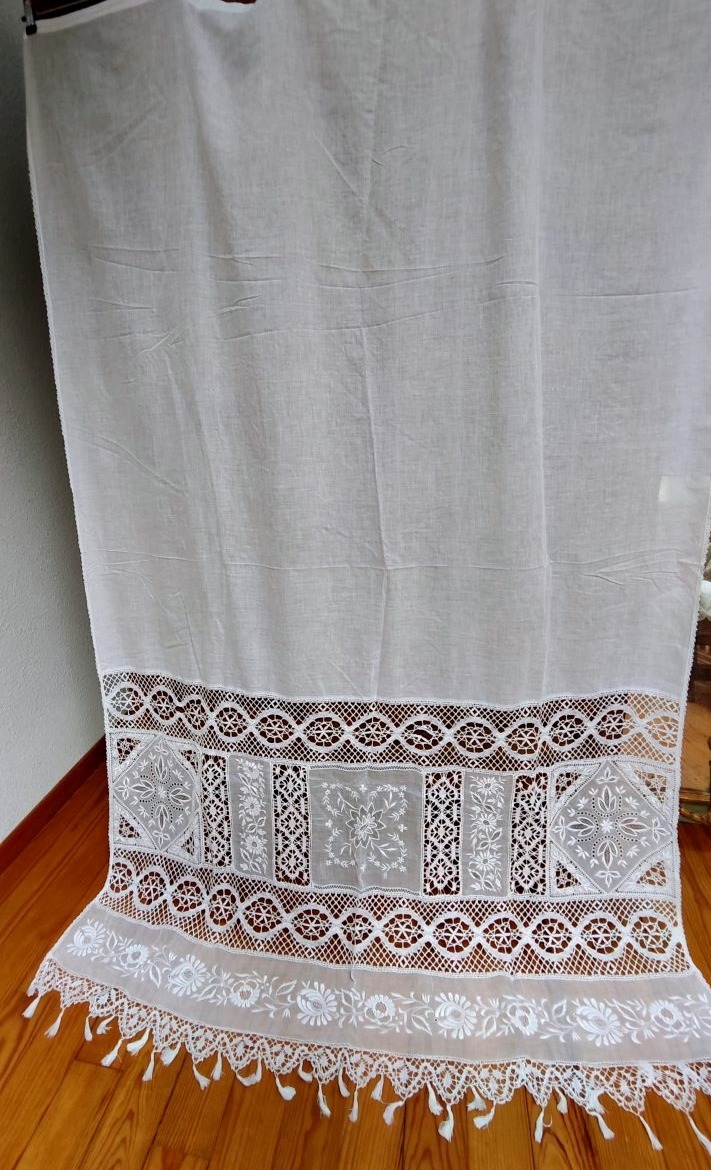 Ravissante paire de rideaux , en batiste , broderie blanche, et dentelles aux fuseaux-photo-2