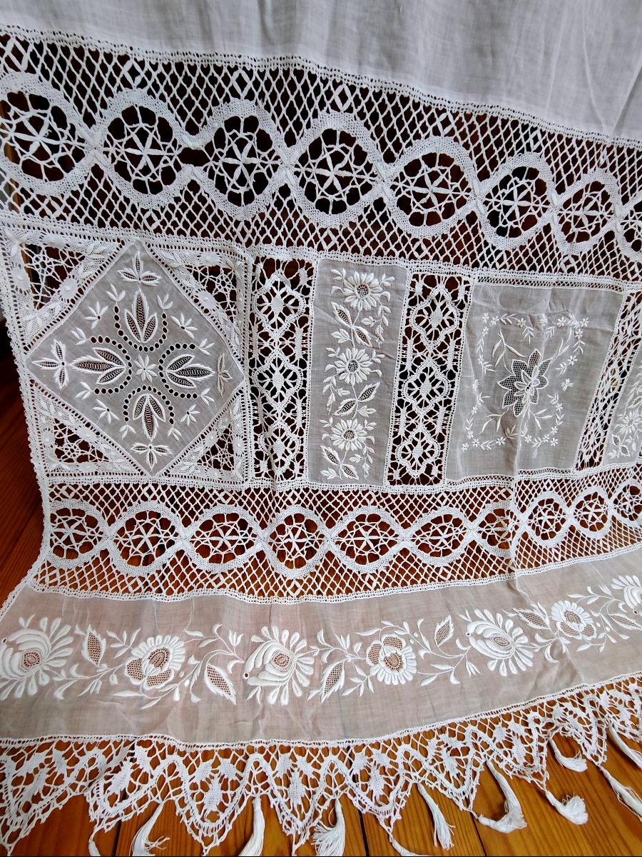 Ravissante paire de rideaux , en batiste , broderie blanche, et dentelles aux fuseaux-photo-3