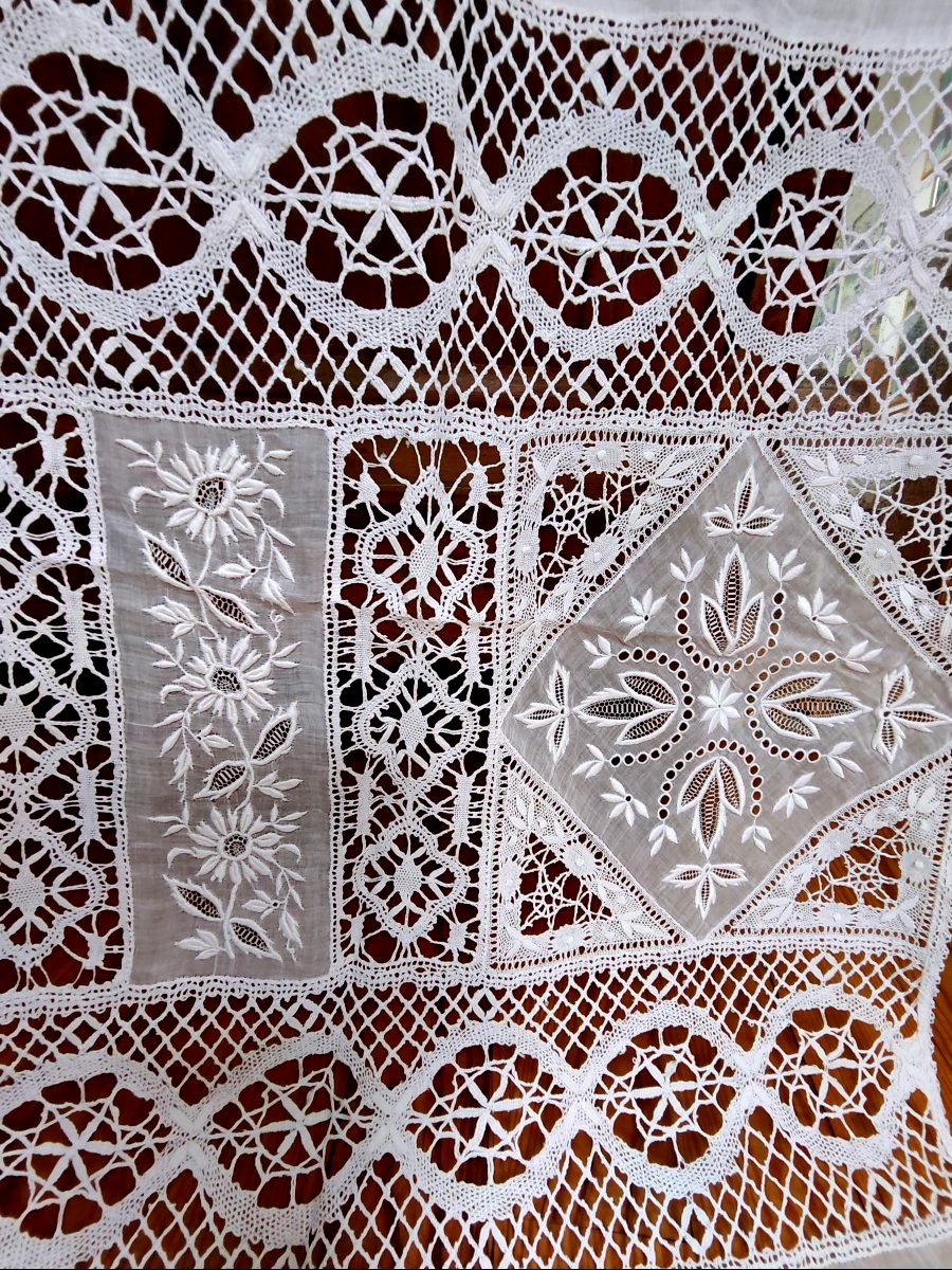 Ravissante paire de rideaux , en batiste , broderie blanche, et dentelles aux fuseaux