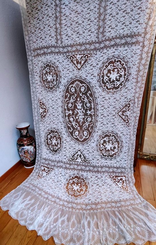 A Beautiful Lace Set From The Art Nouveau Period, Including A Curtain And A Bedspread -photo-2