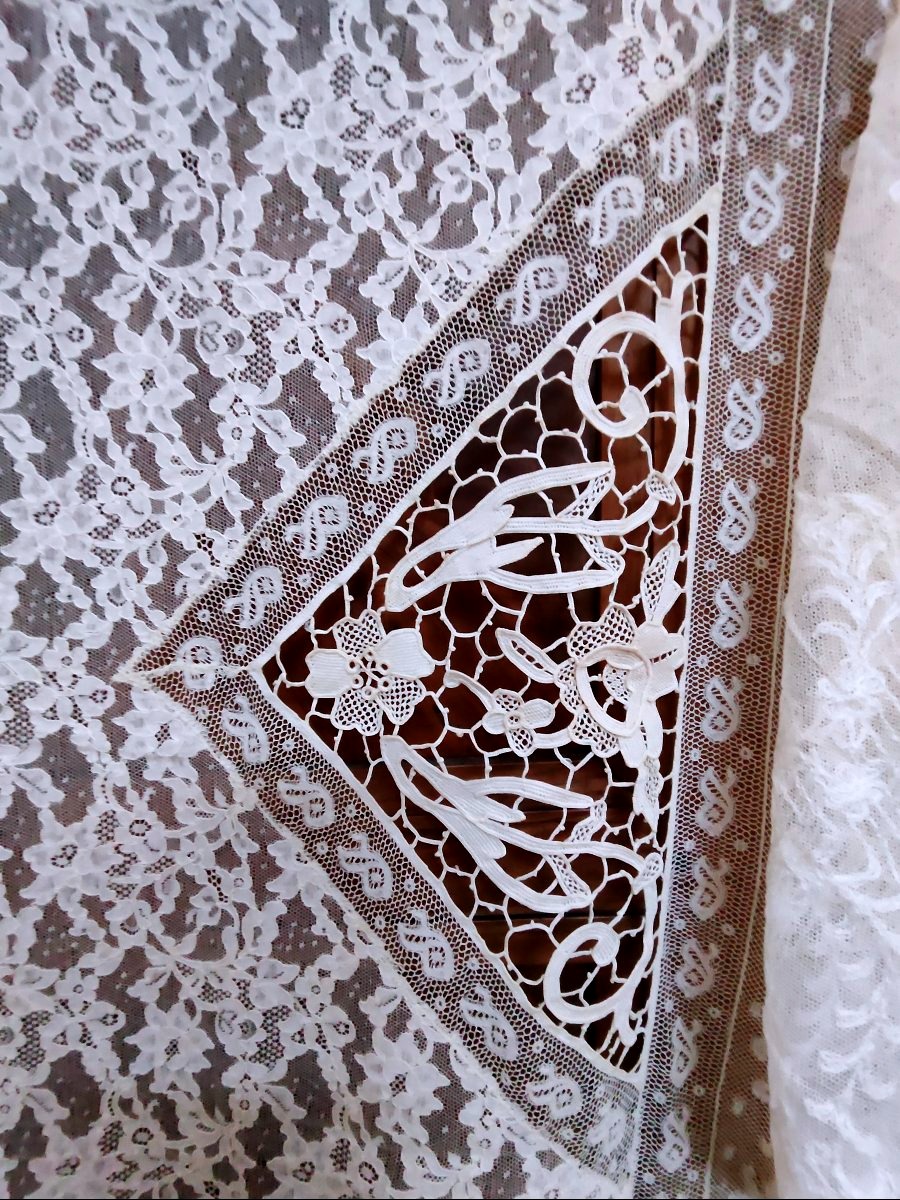 A Beautiful Lace Set From The Art Nouveau Period, Including A Curtain And A Bedspread -photo-3