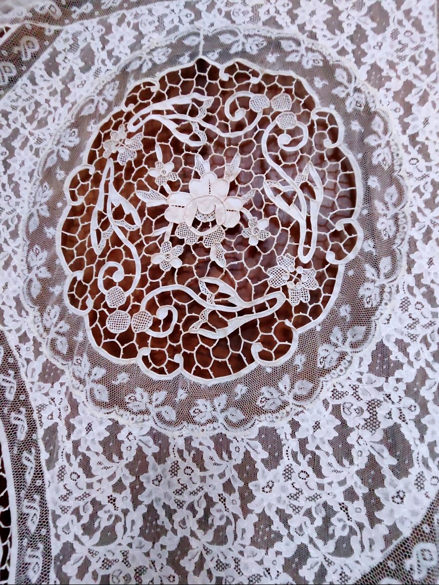 A Beautiful Lace Set From The Art Nouveau Period, Including A Curtain And A Bedspread -photo-4