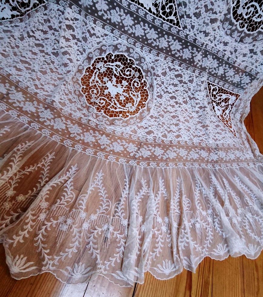 A Beautiful Lace Set From The Art Nouveau Period, Including A Curtain And A Bedspread -photo-2