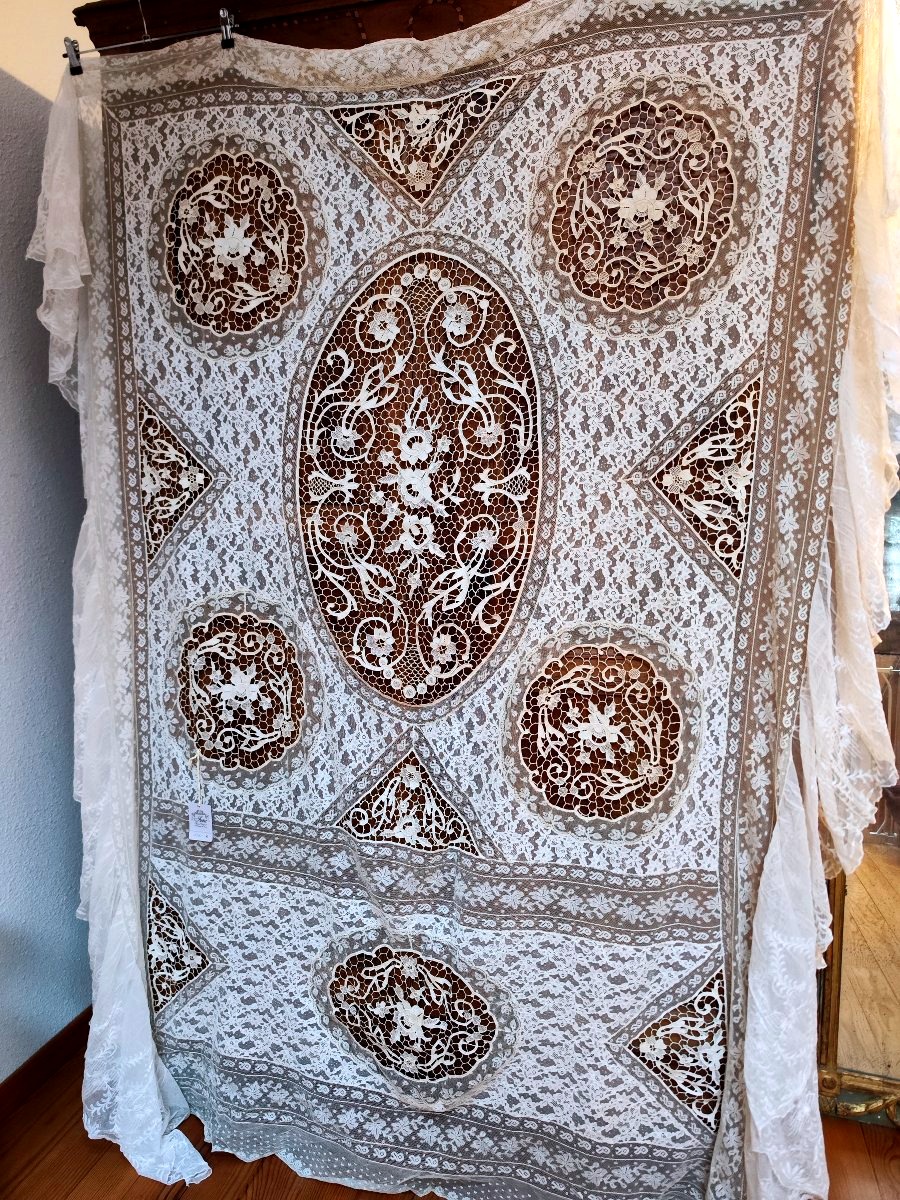 A Beautiful Lace Set From The Art Nouveau Period, Including A Curtain And A Bedspread -photo-3