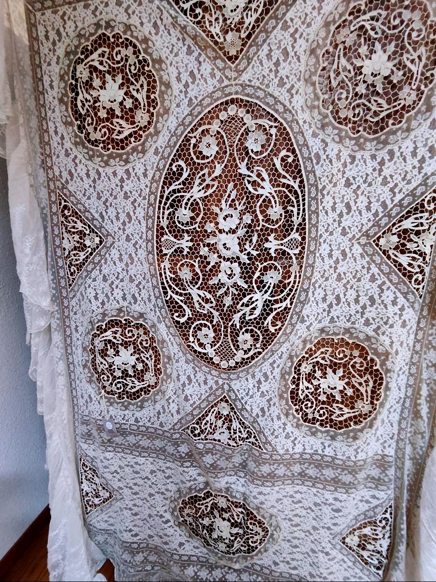 A Beautiful Lace Set From The Art Nouveau Period, Including A Curtain And A Bedspread -photo-4
