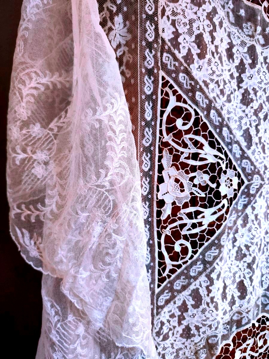 A Beautiful Lace Set From The Art Nouveau Period, Including A Curtain And A Bedspread -photo-5