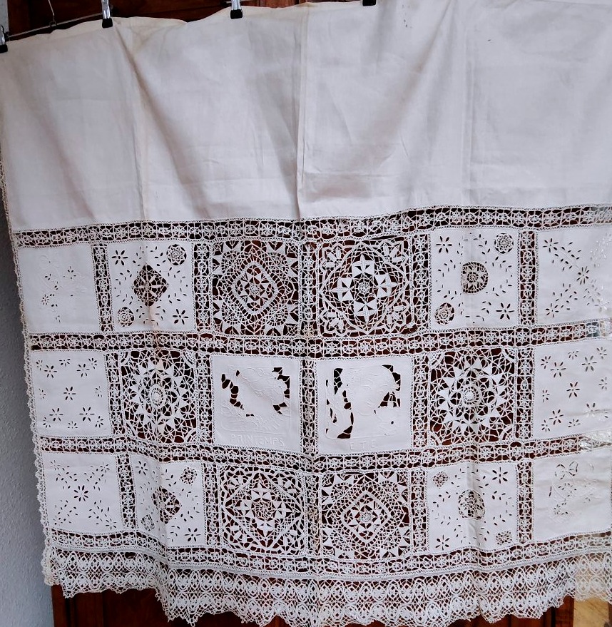 Paire de rideaux décoratifs en dentelle fait main "Printemps -Été", circa 1900