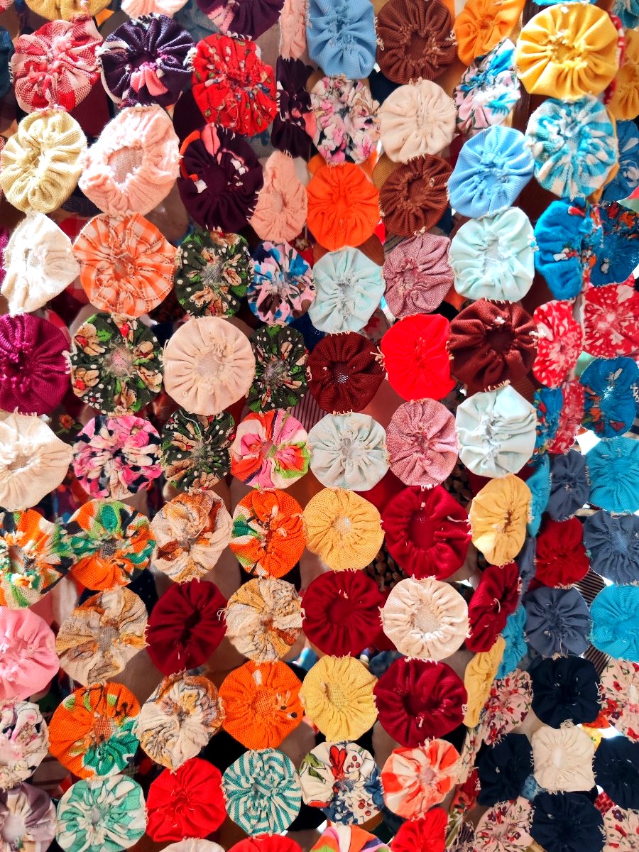 Beautiful 1940s-50s "yo-yo Quilt" Throw.-photo-1