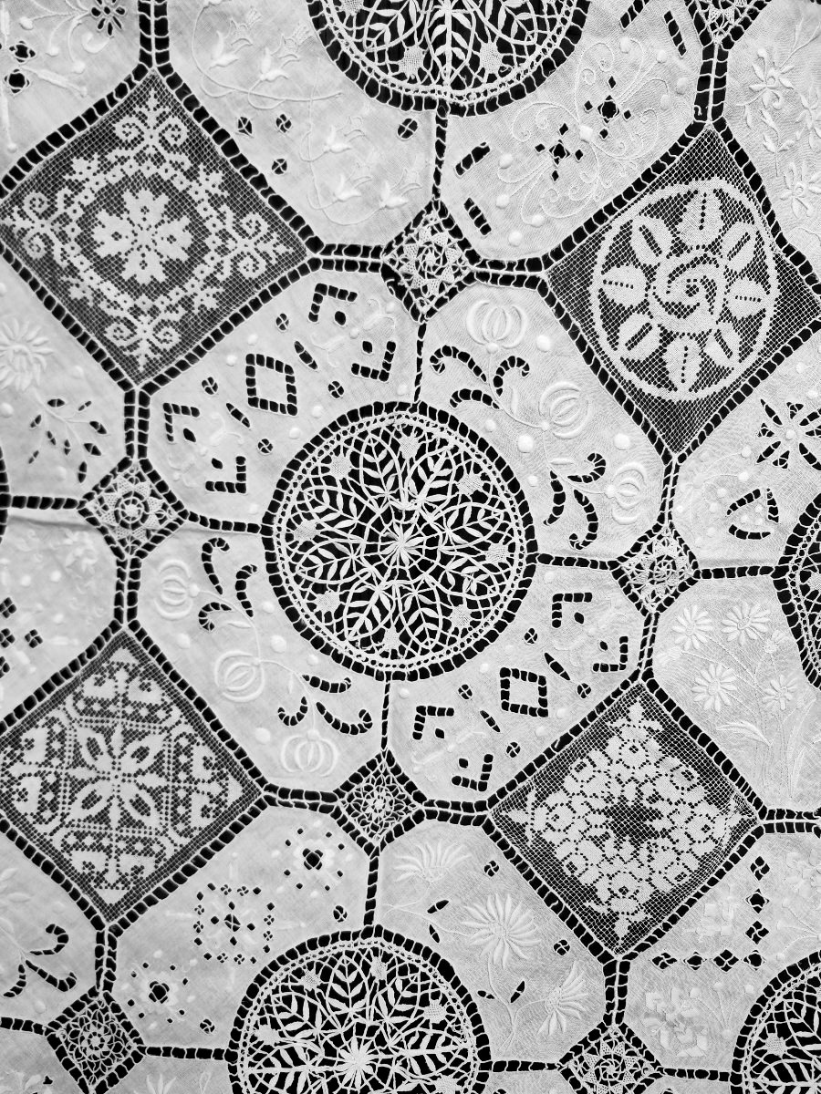 Large Tablecloth Made Of Lace And Embroidery On Linen-photo-2