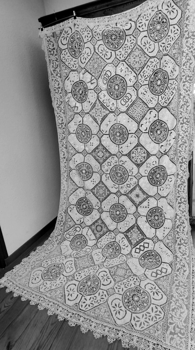 Large Tablecloth Made Of Lace And Embroidery On Linen-photo-3