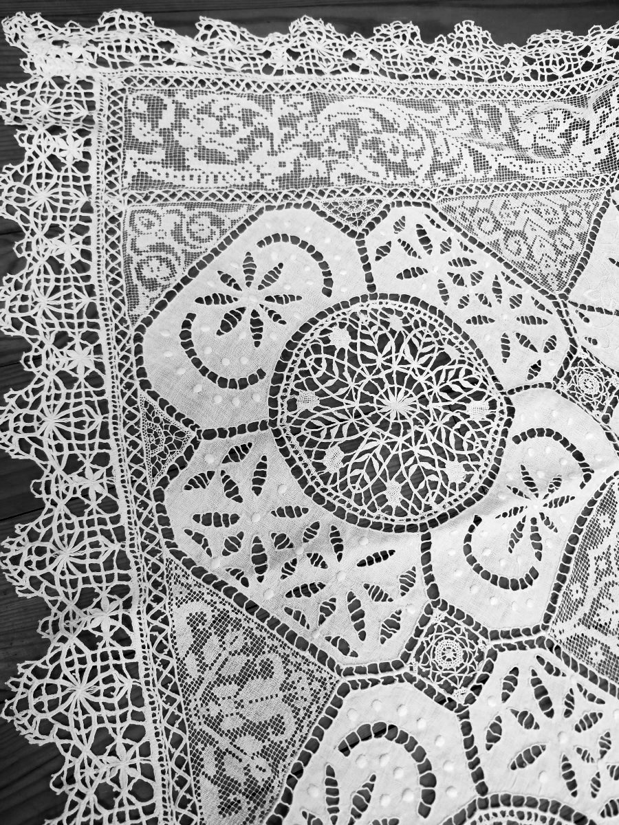 Large Tablecloth Made Of Lace And Embroidery On Linen-photo-4