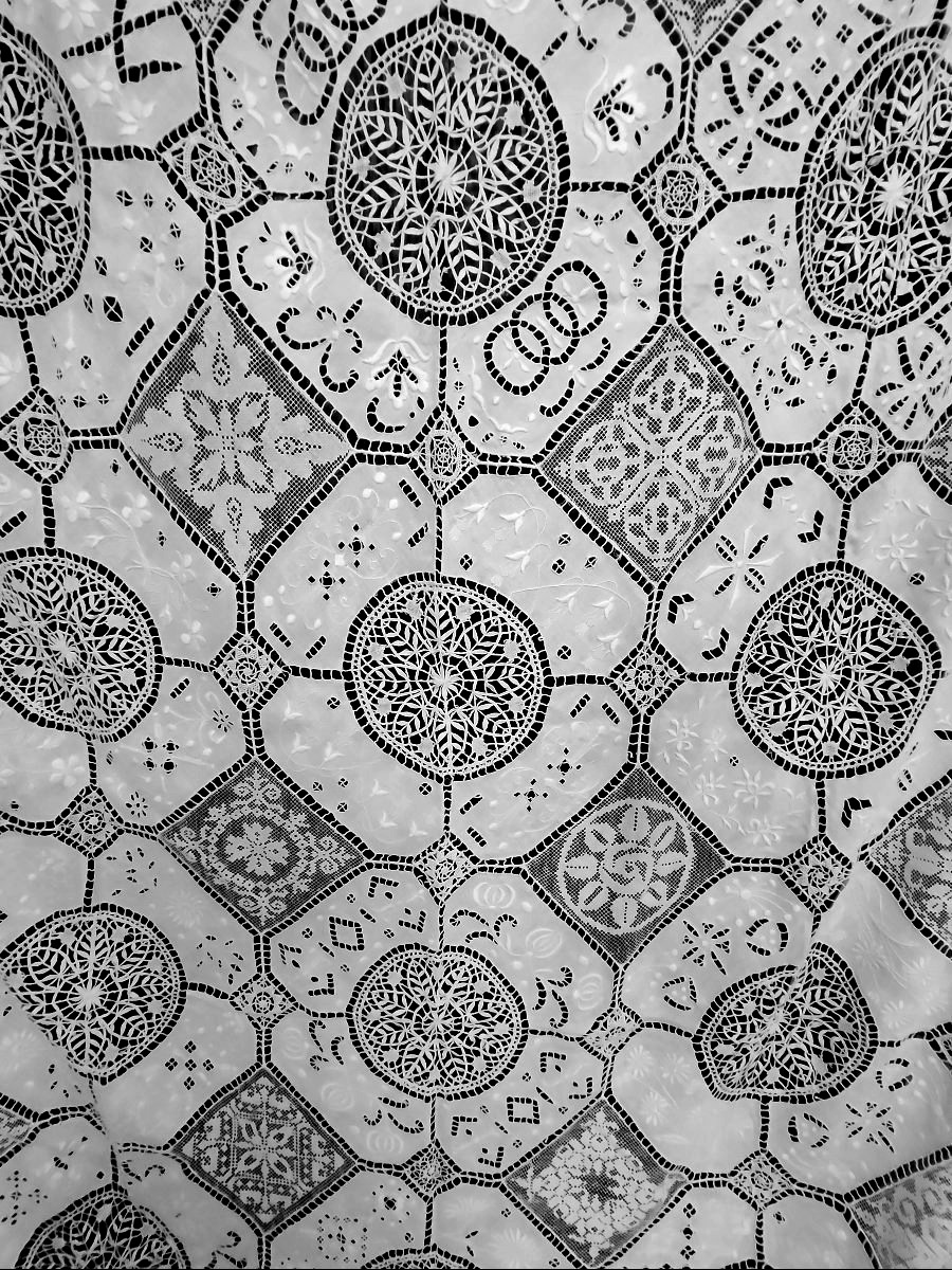 Large Tablecloth Made Of Lace And Embroidery On Linen-photo-1